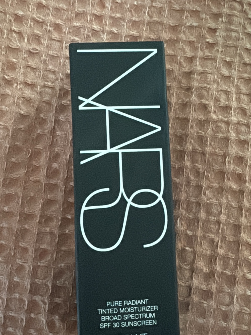 NARS Pure Radiant Tinted Moisturizer SPF 30, shade light 1 Finland